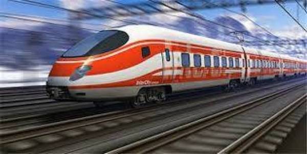 بالفيديو المروع قطار سريع يصطدم بشاحنة..و هذا ما حل بالسائق..!