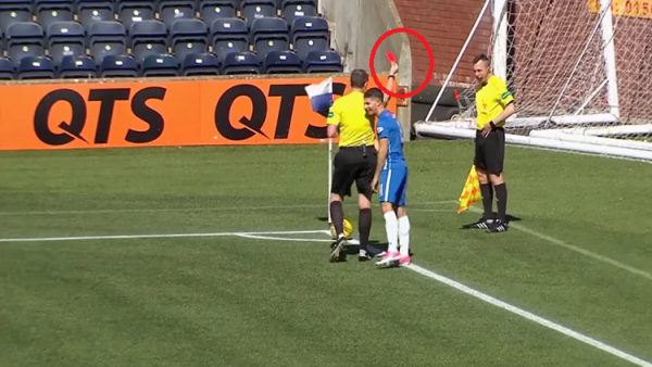 في واقعة طريفة.. حكم يطرد مساعده لسبب غريب! (فيديو)