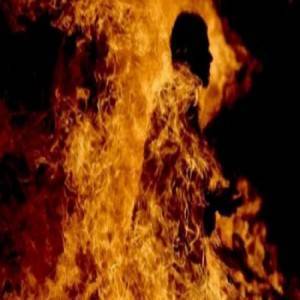 ستيني يهدد بحرق نفسه بالبنزين امام مبنى المحافظة