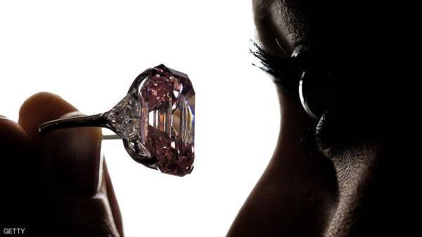 الماس الوردي.. الحجر الكريم المفضل للأثرياء حول العالم