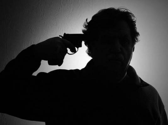 انتحار مذيع معروف داخل مطعم يملكه.. لماذا؟