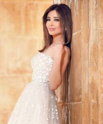 بالصور مَن صمّم فستان عقد قران وفاء الكيلاني؟