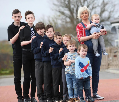 سيِّدة تبلغ 37 عاماً تنجب 10 أبناء من الذُّكور