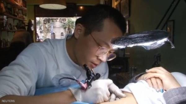 فنان يخفي آثار الولادات القيصرية مجانا