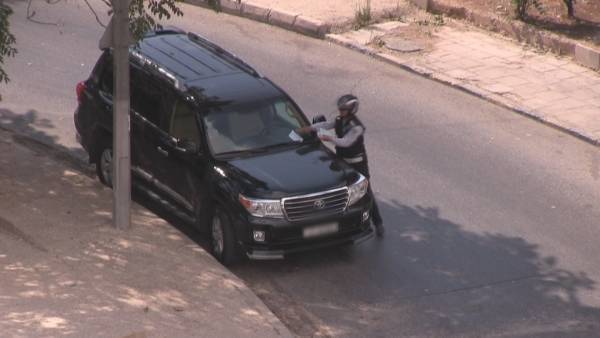 حدث في المفرق.. تخالفت فأغلقت الشارع!! (صور)