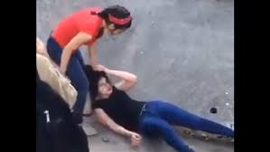 عراك بالأيدي بين فتاتين في دير غبار وأحداهما  انتي خطفتيه مني!!!