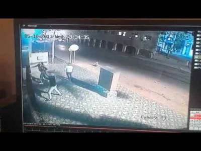 الاعتداء على محل في عمان وتكسير واجهته الزجاجية (فيديو)