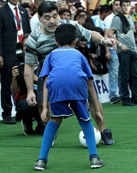 فيديو: أخلاق مارادونا السيئة تتجدد بمواجهة طفل صغير