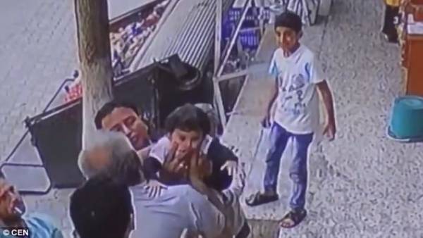 شاهد واحبس أنفاسك.. طفلة تسقط من شرفة والمارة يلتقطونها