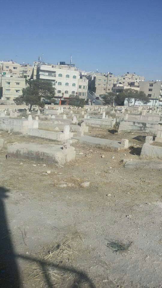 بالصور.. رئيس لجنة بلدية الزرقاء ينقذ مقبرة حي معصوم