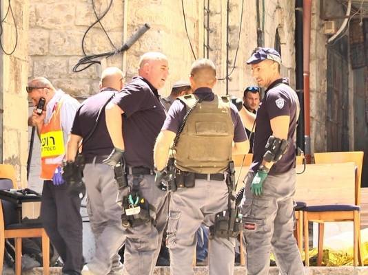 كيف طعنَ مواطنٌ أردني ضابطاً إسرائيلياً بالقدس (فيديو)