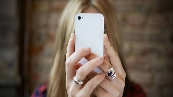 استدرجها لمكان خفيّ وأطلق النار على رأسها.. بسبب السيلفي!