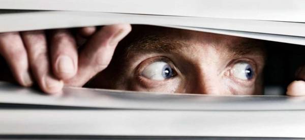 فيديو غريب يُحقق مليون مشاهدة في وقت قصير.. ماذا فعل هذا الرجل ليختفي ؟