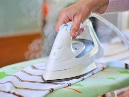 حيلة بسيطة تُغنيكم عن كي الملابس.. علّقوها في الحمام!