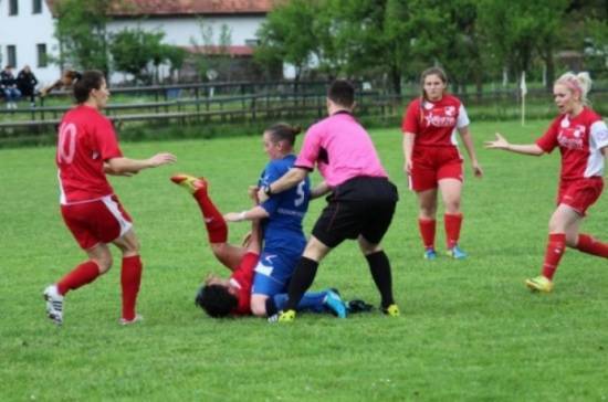 مباراة كرة قدم نسائية تتحول لساحة عراك! (صور)