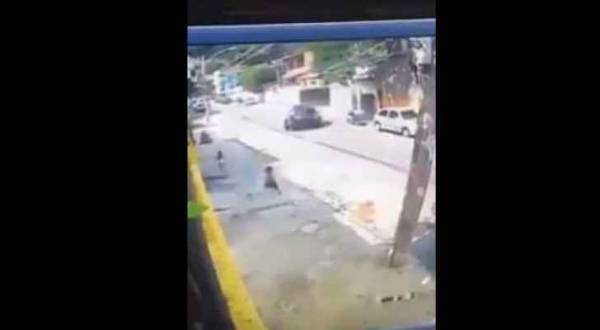 فيديو يحبس الأنفاس.. طفلان ينجوان من موت محتم