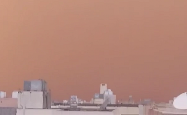 لحظة دخول عاصفة رملية قويه إلى العقبة (فيديو)