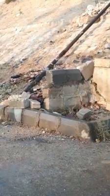 اهمال شركة مياهنا بالزرقاء يجعل المواطن يتصرف بوضع اخشاب لوقف هدر المياه (صور)