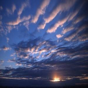 انحفاض ملموس على درجات الحرارة وزخات مطرية السبت