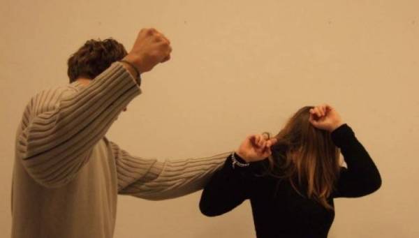 مواطن يعتدي على زوجته بالضرب داخل مول في عمان بسبب عبارة صدرت منها