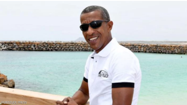 يعمل مرشدا سياحيا ويعيش حياة النجوم