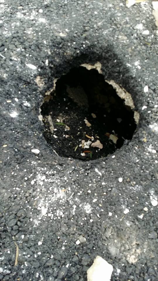 البحث عن الكنوز يتسبب بانهيار شارع في اربد (صور)