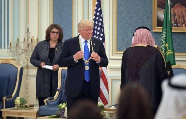 الملك سلمان يقلد ترامب أعلى وسام سعودي