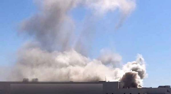 عمان.. دخان كثيف إثر حريق مقلاة زيت في مول