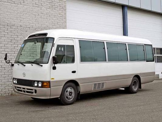 اربد : باص كوستر يغرق في الشارع (فيديو )