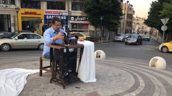 خياط على الدوار الاول يثير حيرة المواطنين ( فيديو و صور )