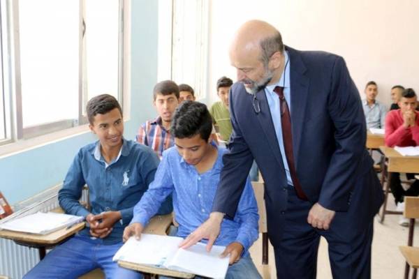 الرزاز : كتب الثانوية العامة ستكون بين يدي الطلبة في 15 من حزيران المقبل