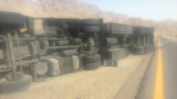 تدهور شاحنة محملة بحاوية أحذية وملابس