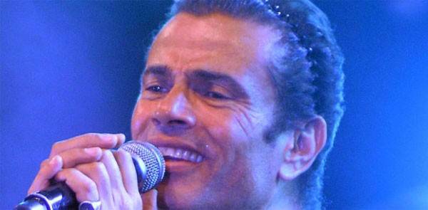 عمرو دياب يثير السخرية بـ «أكسسوارات نسائية».. صور