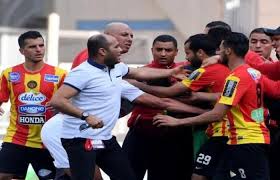 فضيحة ..لاعبون يعتدون على مدربهم بآلات حادة