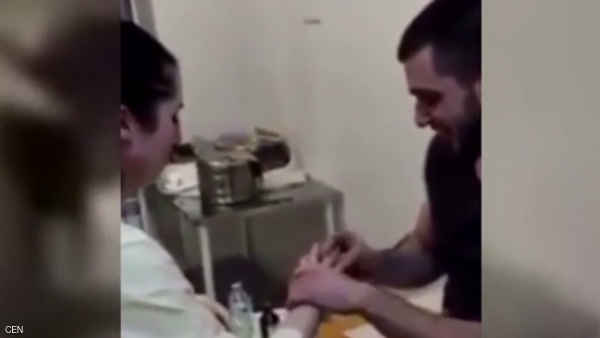 شاب يتقدم للزواج من ممرضة بطريقة غير مألوفة