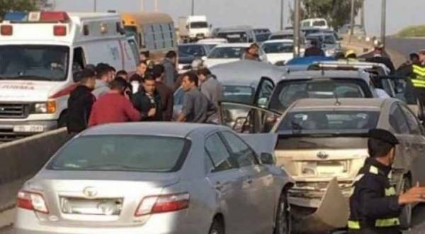اصابات بحادث تصادم ٣ مركبات وأزمة سير خانقة على طريق اربد عمان