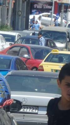 بالصور المباحث المروريه في الزرقاء شارع 16 تعيق حركة السير