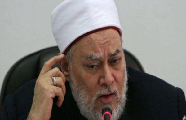 علي جمعة : لا مانع من مصافحة النساء ما دام نيتك سليمة  فيديو