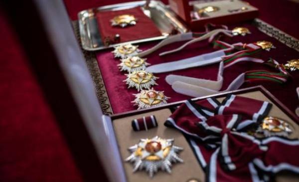 تعرف على الأوسمة التي تُمنح لأصحاب الإنجازات والتضحيات في الاستقلال