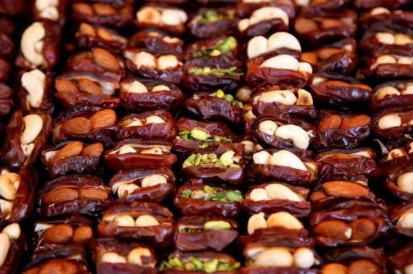 أيها الصائمون.. لهذه الاسباب لا تتخلوا عن المكسرات والتمر