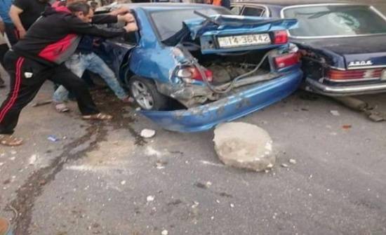 اصابة 19 شخص بحادث تصادم 27 سيارة في إربد (فيديو وصور)