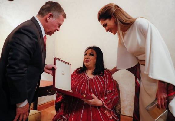 الملك ينعم على الفنانة سميرة توفيق بوسام تقديرا لمسيرتها الفنية