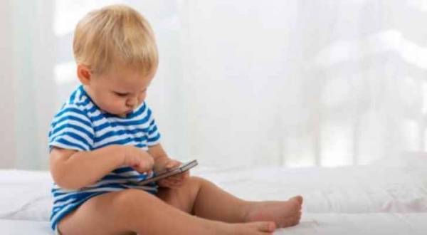 الهواتف الذكية مسؤولة عن تأخُّر النطق لدى الأطفال!