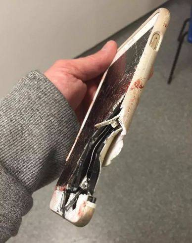 امرأة محظوظة أنقذها هاتفها من الموت في تفجير مانشستر