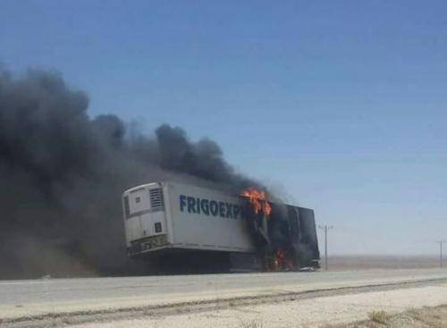 حريق شاحنة على طريق الأزرق