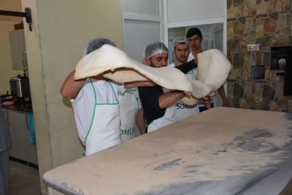 تركي يصنع خبز رمضان بطول 3.9 أمتار