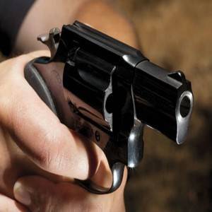 وزير يطلق النار على زوجته