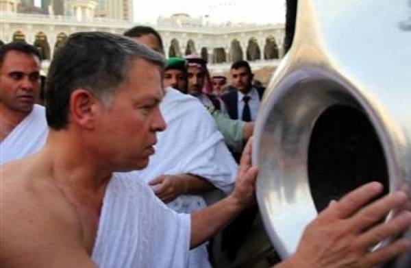 الملك يتوجه للسعودية لأداء مناسك العمرة