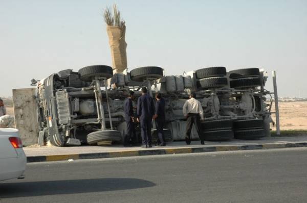 وفاة بتدهور تريلا على الطريق الخلفي في العقبة