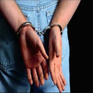 توقيف موظف وزوجته على خلفية اختلاس من (العمل)